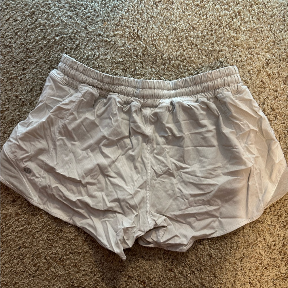 LULULEMON HOTTY HOT SHORTS IN WHITE 2.5 INCH